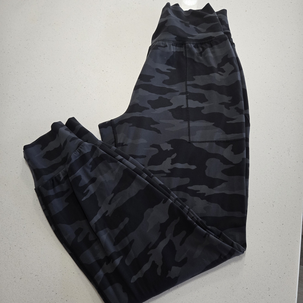 Athleta Salutation Camo Jogger Black and Gray Camouflage Size Small